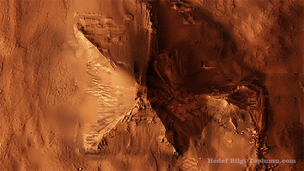 Mars'ta Piramit mi Bulundu? NASA Görüntülerindeki Üç Kenarlı Yapının Sırrı ve CIA Dosyaları
